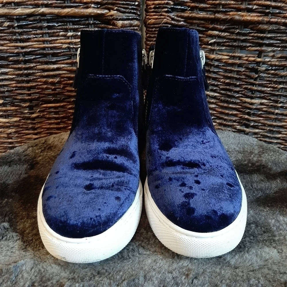 Gentle Souls by Kenneth Cole Women's Shoes Carole Velvet Leather Sneakers Blue 6